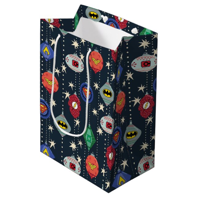 Sacola Para Presentes Média Justice League Holiday Bauble Pattern (Frente inclinada)