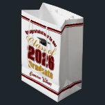 Sacola Para Presentes Média Maroon Gold Class of 2026 Graduation Party<br><div class="desc">Customize your own maroon and gold high school Class of 2026 graduate gift bag for a high school or college graduation party. Cool varsity letters for the year on a great custom commemorative present bag for seniors.</div>