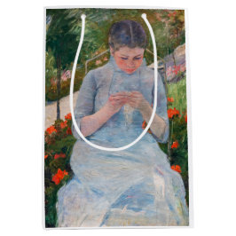 Sacola Para Presentes Média Mary Cassatt - Garota costurando um jardim