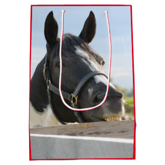 Sacola Para Presentes Média Mastigação de Cavalo Bonito num Posto de Cerca