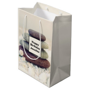 Sacola Para Presentes Média Meditativo de Pedras Empilhadas no Cairn Aniversár
