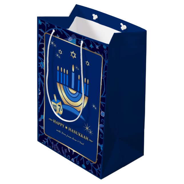 Sacola Para Presentes Média Menorah & Dreidels | Nome personalizado Hanukkah (Verso inclinado)