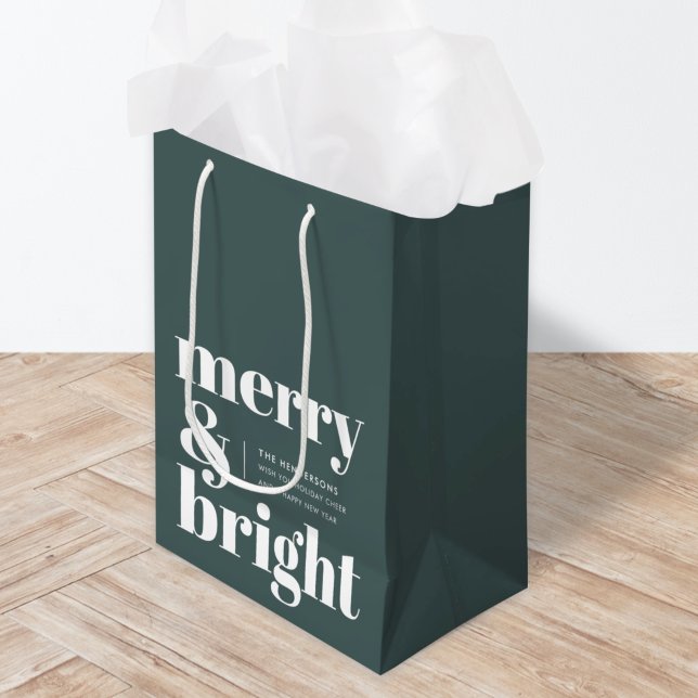 Sacola Para Presentes Média Merry and Bright | Stylish Forest Green Christmas (Add a cheerful twist to your Christmas gifts with this bold red Merry & Bright present bag)