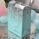 Sacola Para Presentes Média Monograma de Prata Leve Azul Aqua<br><div class="desc">Azul Aqua - Selo Glitter Glitter do Script de Leitura e Silver Sparkle Nome do Monograma Gift Bag. Isto faz o doce e perfeito presente de 16 anos,  casamento,  chá de panela,  aniversário,  chá de fraldas ou festa de solteira para alguém que ama luxo de glama e estilos quíticos.</div>