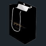 Sacola Para Presentes Média Monograma Feminino Minimalista Simples em Grafia P<br><div class="desc">Saco de presente personalizado feminino minimalista simples e limpo com monograma preto e dourado. Este design apresenta seu primeiro nome em uma linda tipografia de assinatura com estilo de letra manuscrita (ou caligrafia) com o texto "DAMA DE HONRA" em fundo preto e dourado. Estes são fáceis de personalizar. Esta bolsa...</div>