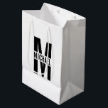 Sacola Para Presentes Média Monograma Personalizado e Marca Média de Presente<br><div class="desc">Monograma personalizado e presentes de nome com monograma personalizado em preto negrito estilo de letra sans moderno com caixa de nome no meio do monograma.</div>