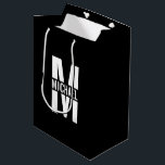 Sacola Para Presentes Média Monograma Personalizado e Marca Média de Presente<br><div class="desc">Monograma personalizado e Dons de nome com um monograma personalizado em estilo de letra sans moderno branco e negrito com uma caixa de nome no meio do monograma em fundo preto.</div>