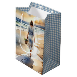 Sacola Para Presentes Média Mulher Caminhando pela Aquarela da Praia