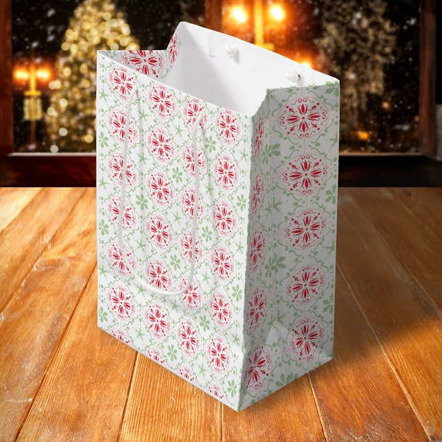 Sacola Para Presentes Média Natal Feriado Vermelho Simples Padrão Verde Vermel (Simple red and green holiday snowflake pattern medium gift bag)