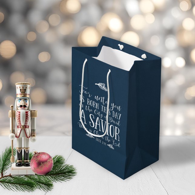 Sacola Para Presentes Média Natal Russo Verso Typografia Azul (Rustic Christian Christmas Verse Typography Blue Medium Gift Bag)