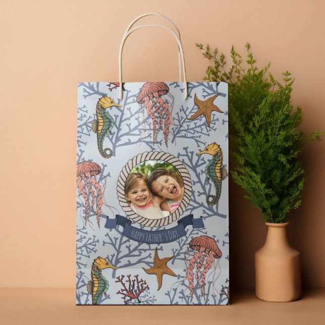 Sacola Para Presentes Média Náutica Cavalo-marinho Jellyfish Starfish e Coral  (Hand-drawn Seahorse, Jellyfish, Starfish & Coral Navy Blue Gift Bag for Him. Editable Text and Photo)