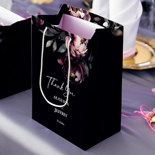 Sacola Para Presentes Média Nó escuro, elegante, peões burgundy a favor (Dark moody noir elegant burgundy peonies favor medium gift bag wedding welcome bag thank you bag)