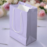 Sacola Para Presentes Média Nome do Monograma da Rapariga de Script Moderno Ro<br><div class="desc">Nome do Monograma Simples do Script Roxo da lavanda - Saco do Presente. Isto faz o doce e perfeito presente de 16 anos,  casamento,  chá de panela,  aniversário,  chá de fraldas ou festa de solteira para alguém que ama luxo de glama e estilos quíticos.</div>