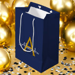 Sacola Para Presentes Média Nome do Monograma da Rapariga do Script Moderno Do<br><div class="desc">Marinho Azul e Dourado Nome do Monograma Simples com Script,  Gift Bag. Isto faz o doce e perfeito presente de 16 anos,  casamento,  chá de panela,  aniversário,  chá de fraldas ou festa de solteira para alguém que ama luxo de glama e estilos quíticos.</div>