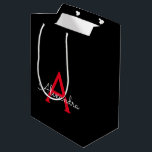 Sacola Para Presentes Média Nome do Monograma da Rapariga do Script Preto Verm<br><div class="desc">Nome do Monograma Simples Preto e Vermelho do Script Gift Bag. Isto faz o doce e perfeito presente de 16 anos,  casamento,  chá de panela,  aniversário,  chá de fraldas ou festa de solteira para alguém que ama luxo de glama e estilos quíticos.</div>