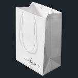 Sacola Para Presentes Média Nome do Monograma Girly de Script Moderno Branco N<br><div class="desc">Nome do Monograma Simples de Script Preto e Branco - Saco do Presente. Isto faz o doce e perfeito presente de 16 anos,  casamento,  chá de panela,  aniversário,  chá de fraldas ou festa de solteira para alguém que ama luxo de glama e estilos quíticos.</div>