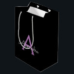 Sacola Para Presentes Média Nome do Monograma Girly de Script Preto Roxo<br><div class="desc">Nome do Monograma Simples Preto e Roxo do Script Gift Bag. Isto faz o doce e perfeito presente de 16 anos,  casamento,  chá de panela,  aniversário,  chá de fraldas ou festa de solteira para alguém que ama luxo de glama e estilos quíticos.</div>
