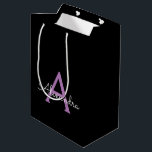Sacola Para Presentes Média Nome do Monograma Girly de Script Preto Roxo<br><div class="desc">Nome do Monograma Simples Preto e Roxo do Script Gift Bag. Isto faz o doce e perfeito presente de 16 anos,  casamento,  chá de panela,  aniversário,  chá de fraldas ou festa de solteira para alguém que ama luxo de glama e estilos quíticos.</div>