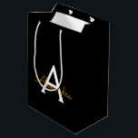 Sacola Para Presentes Média Nome do Monograma Rapariga de Script Moderno Doura<br><div class="desc">Nome do Monograma Simples Preto e Dourado do Script Bag de Presente. Isto faz o doce e perfeito presente de 16 anos,  casamento,  chá de panela,  aniversário,  chá de fraldas ou festa de solteira para alguém que ama luxo de glama e estilos quíticos.</div>