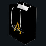 Sacola Para Presentes Média Nome do Monograma Rapariga de Script Moderno Doura<br><div class="desc">Nome do Monograma Simples Preto e Dourado do Script Bag de Presente. Isto faz o doce e perfeito presente de 16 anos,  casamento,  chá de panela,  aniversário,  chá de fraldas ou festa de solteira para alguém que ama luxo de glama e estilos quíticos.</div>