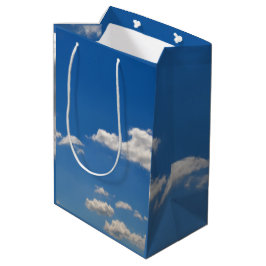 Sacola Para Presentes Média O céu é azul e as nuvens brancas estão passando