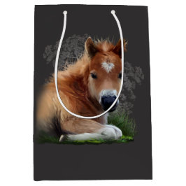 Sacola Para Presentes Média O potro está deitado na grama