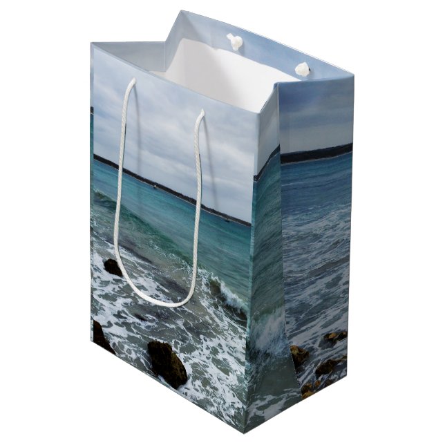 Sacola Para Presentes Média Ondas E Barcos De Pesca No Oceano, (Frente inclinada)