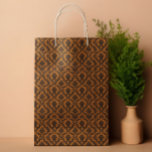 Sacola Para Presentes Média Ornamentado Damask Vintage Patterno Orange Hallowe<br><div class="desc">Este design foi criado através da arte digital. Pode ser personalizado clicando no botão personalizar e alterando a cor, adicionando um nome, iniciais ou as suas palavras favoritas. Entre em contato comigo em colorflowcreations@gmail.com se você quiser usar este design em outro produto. Veja mais das minhas criações ou siga-me em...</div>