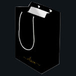 Sacola Para Presentes Média Ouro Preto Moderno Nome de Monograma de Letra de F<br><div class="desc">Saca de Presente de Monograma de Letra Simples Preto e Dourado. Isto faz a bolsa de presente perfeita para o aniversário de 16 anos,  casamento,  chá de noiva,  aniversário de casamento,  chá de bebé ou festa de despedida de solteira para alguém que ama luxo glamoroso e estilos chiques.</div>