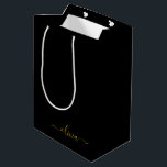 Sacola Para Presentes Média Ouro Preto Moderno Nome de Monograma de Letra Femi<br><div class="desc">Saco de Presente de Monograma de Letra Simples Preto e Dourado. Isso torna o presente perfeito para aniversário de 16 anos,  casamento,  chá de noiva,  aniversário de casamento,  chá de bebê ou festa de despedida de solteira para alguém que ama luxo e estilos chiques.</div>