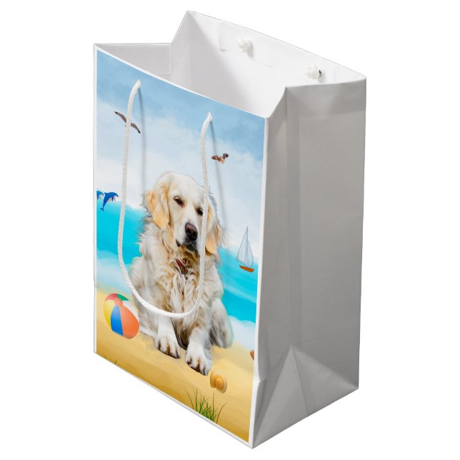 Sacola Para Presentes Média Ouro Retriever Dog na praia (Frente inclinada)