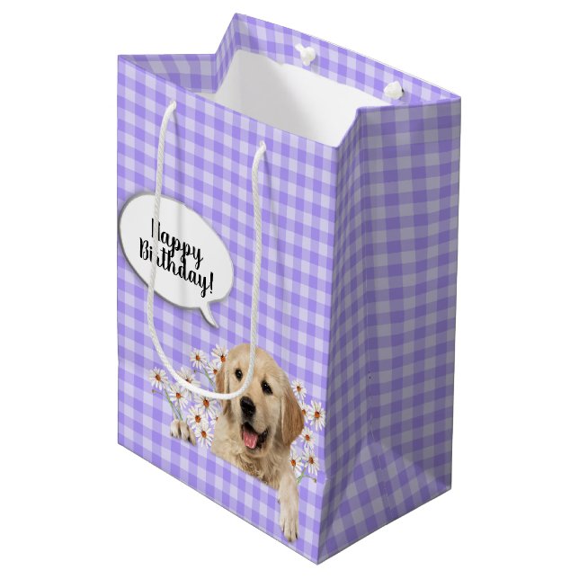 Sacola Para Presentes Média Ouro Retriever em margaridas sobre gingham roxo (Frente inclinada)