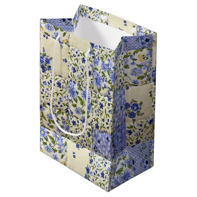 Sacola Para Presentes Média Padrão de Quilt Floral Azul Antigo (Frente inclinada)