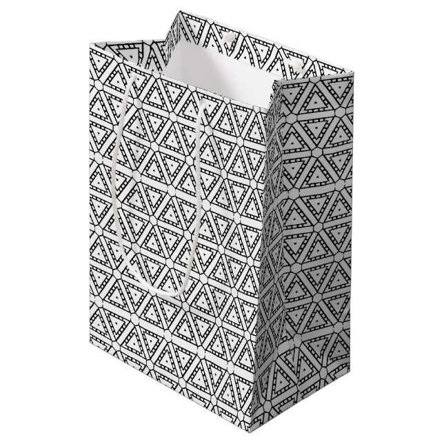 Sacola Para Presentes Média Padrão geométrico triangular preto e branco elegan (Frente inclinada)