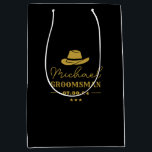 Sacola Para Presentes Média Padrinhos de casamento Personalizados Clássicos do<br><div class="desc">Presentes personalizados para padrinhos de casamento com o tema do cowboy ocidental. Decorado com chapéu de cowboy com fonte ocidental antiga. O texto e a cor são editáveis usando a Ferramenta Design para ajustado da sua ocasião. Obtenha este presente personalizado para casamento, despedida de solteiro, festa de noivado ou qualquer...</div>