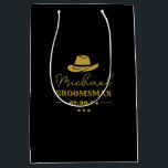 Sacola Para Presentes Média Padrinhos de casamento Personalizados Clássicos do<br><div class="desc">Presentes personalizados para padrinhos de casamento com o tema do cowboy ocidental. Decorado com chapéu de cowboy com fonte ocidental antiga. O texto e a cor são editáveis usando a Ferramenta Design para ajustado da sua ocasião. Obtenha este presente personalizado para casamento, despedida de solteiro, festa de noivado ou qualquer...</div>