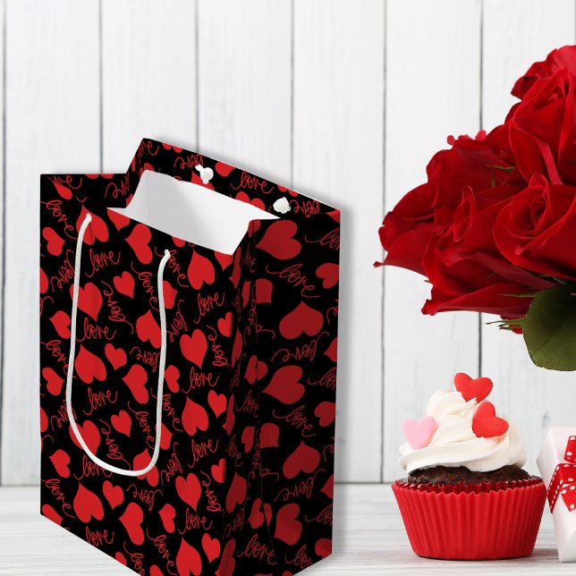 Sacola Para Presentes Média Padrões Românticos do Coração Vermelho e Negro (Red & Black Heart Patterns Romantic Medium Gift Bag)