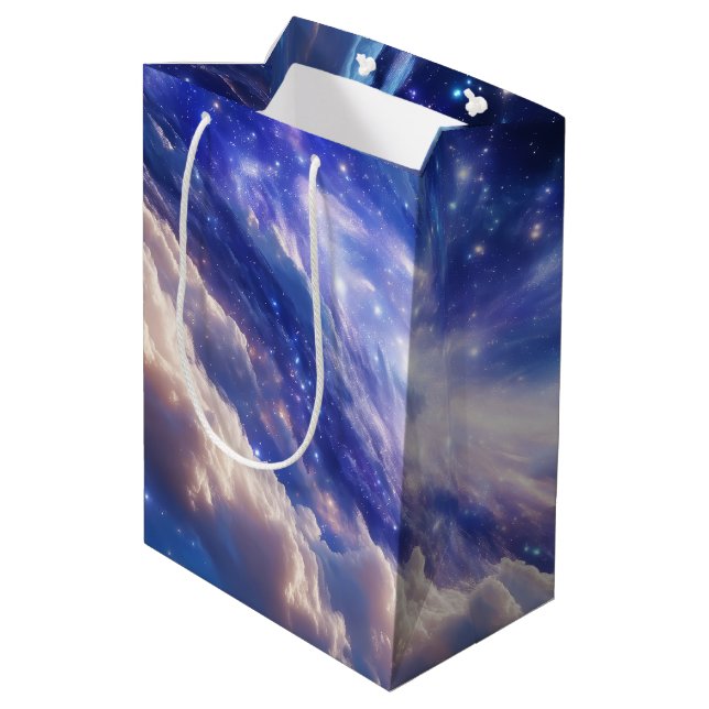 Sacola Para Presentes Média Paisagem Cósmica: Nebulosa Inundada e Noite Estrel (Verso inclinado)