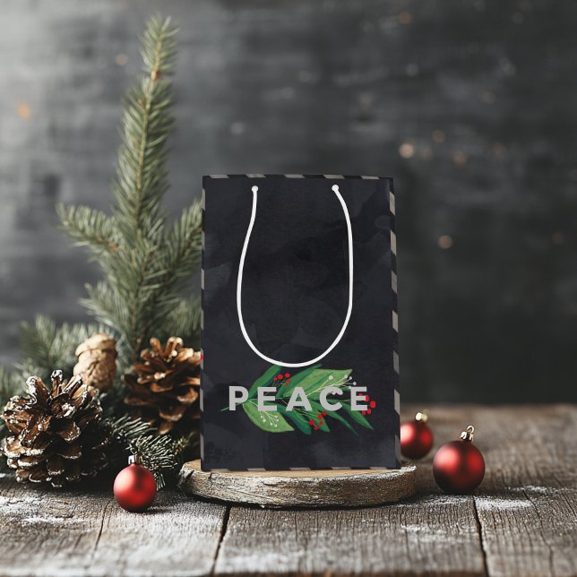 Sacola Para Presentes Média Paz Negra, Verde e Holly Vermelha (Black. Peace Christmas Gift Bag)