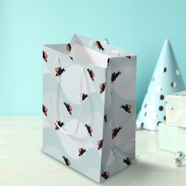 Sacola Para Presentes Média Pinguins reproduzíveis deslizando no padrão da nev (Playful Penguins Sledding Pattern Gift Bags)