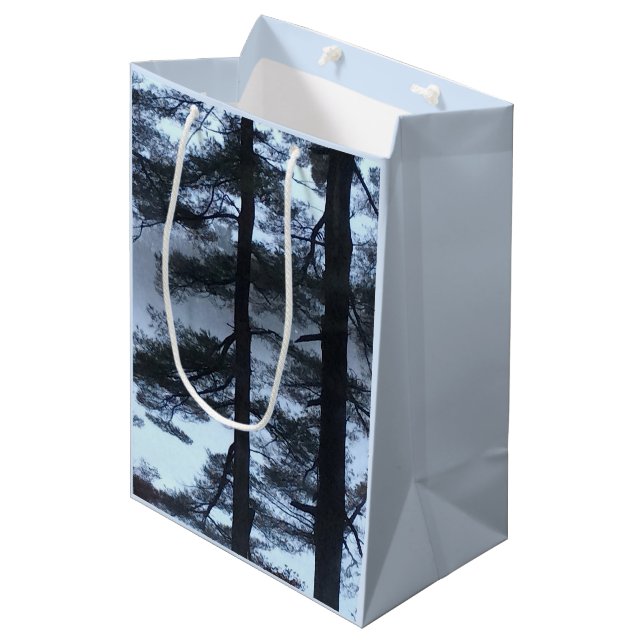 Sacola Para Presentes Média Pinheiros Brancos num Blizzard. (Frente inclinada)