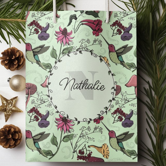 Sacola Para Presentes Média Placa de Hummingbird Primavera Verde Encantada (Personalized Enchanted Spring Garden Hummingbird wrapping paper, with custom Monogram and Name :)))