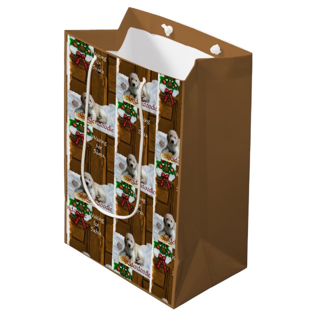 Sacola Para Presentes Média Presentes de Natal de Goldendoodle (Frente inclinada)