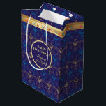 Sacola Para Presentes Média Primeira Vela do Festival das Luzes de Hanukkah<br><div class="desc">Primeira Vela de Hanukkah. Feliz Festival de Chanucá de Festas de Luzes Gift Bag Belty Cartão de Férias Judaico. Lindo fundo de Chanukah, Feriado Judaico, com símbolos decorativos tradicionais de Chanukah - sonhos de madeira (rodando), rosquinhas, hanukkiah menorah, velas, estrela de David e luzes brilhantes - padrão azul de marinho...</div>