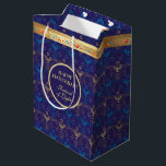 Sacola Para Presentes Média Primeira Vela do Festival das Luzes de Hanukkah<br><div class="desc">Primeira Vela de Hanukkah. Feliz Festival de Chanucá de Festas de Luzes Gift Bag Belty Cartão de Férias Judaico. Lindo fundo de Chanukah, Feriado Judaico, com símbolos decorativos tradicionais de Chanukah - sonhos de madeira (rodando), rosquinhas, hanukkiah menorah, velas, estrela de David e luzes brilhantes - padrão azul de marinho...</div>