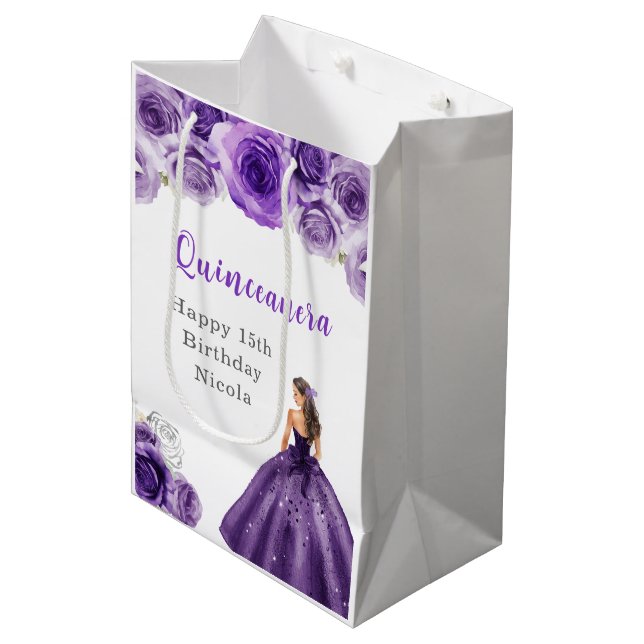 Sacola Para Presentes Média Princesa em uma Quinceanera de Vestido Roxo Escuro (Frente inclinada)