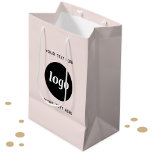 Sacola Para Presentes Média Promocional de logotipo Marcas comerciais Cor-de-r<br><div class="desc">Adicione seu próprio logotipo e escolha de texto a este design. Remova o texto superior ou inferior,  se preferir. Minimalista e profissional para promover a lealdade marca. Excelente para marcas de funcionários ou como promocional para seus clientes e clientes.</div>