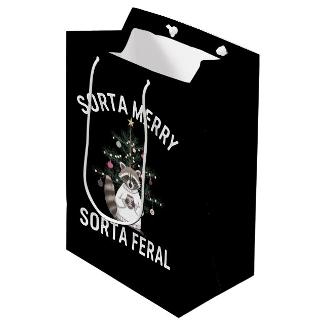 Sacola Para Presentes Média Raccoon Sorta Feliz Sorta Feral Xmas (Frente inclinada)