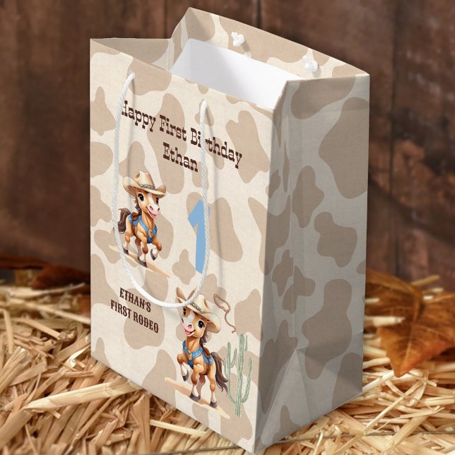 Sacola Para Presentes Média Rodeo Beige Cowboy Horse primeiro aniversario de N (Rodeo Beige Cowboy Horse Western Name 1st Birthday Medium Gift Bag)