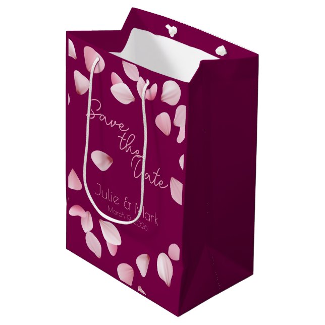 Sacola Para Presentes Média Romantic Pink Petals Save the Date Wedding  (Frente inclinada)